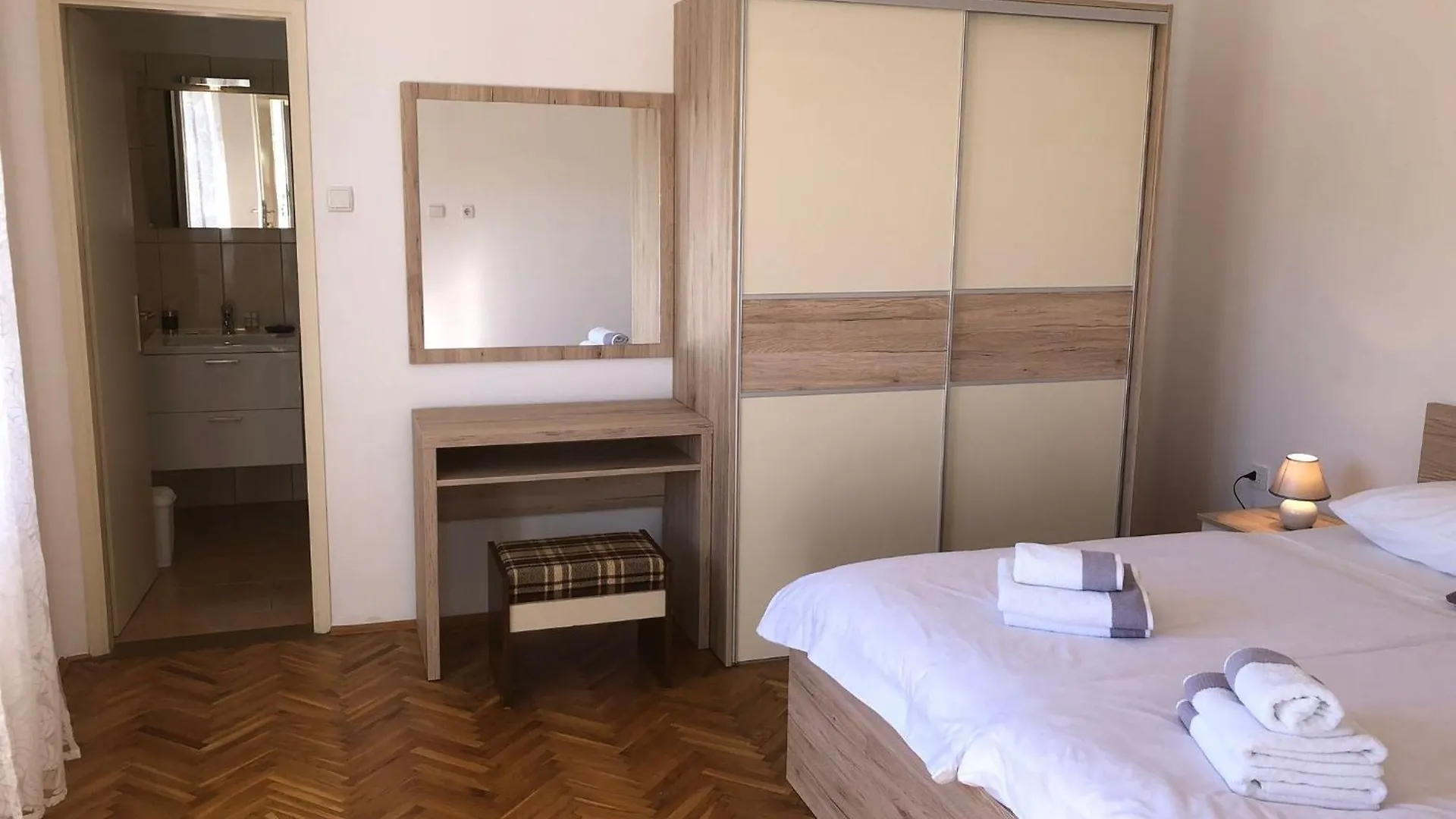 Apartment Erdgeschosswohnung Mit Terrasse Fuer Sechs Personen Kampor