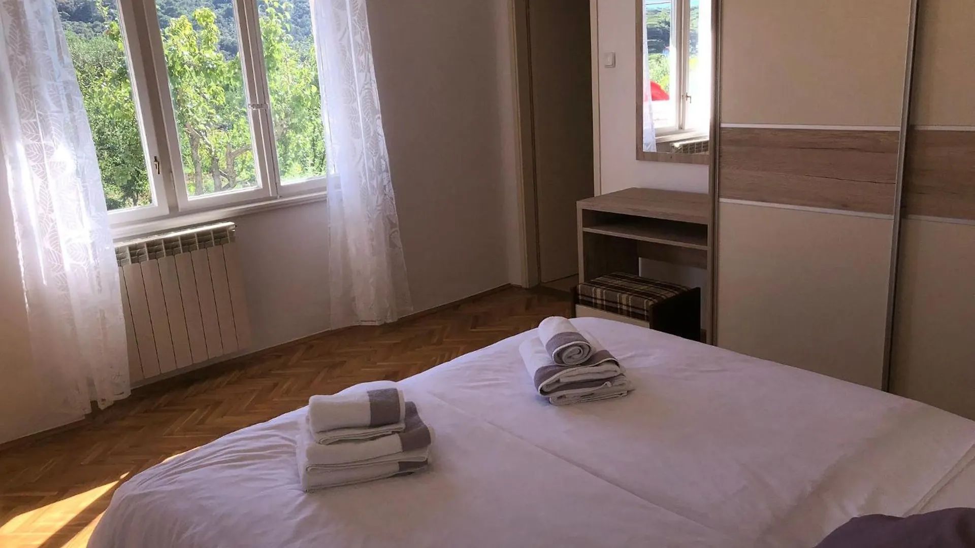 Erdgeschosswohnung Mit Terrasse Fuer Sechs Personen Kampor 0*,  Croatia