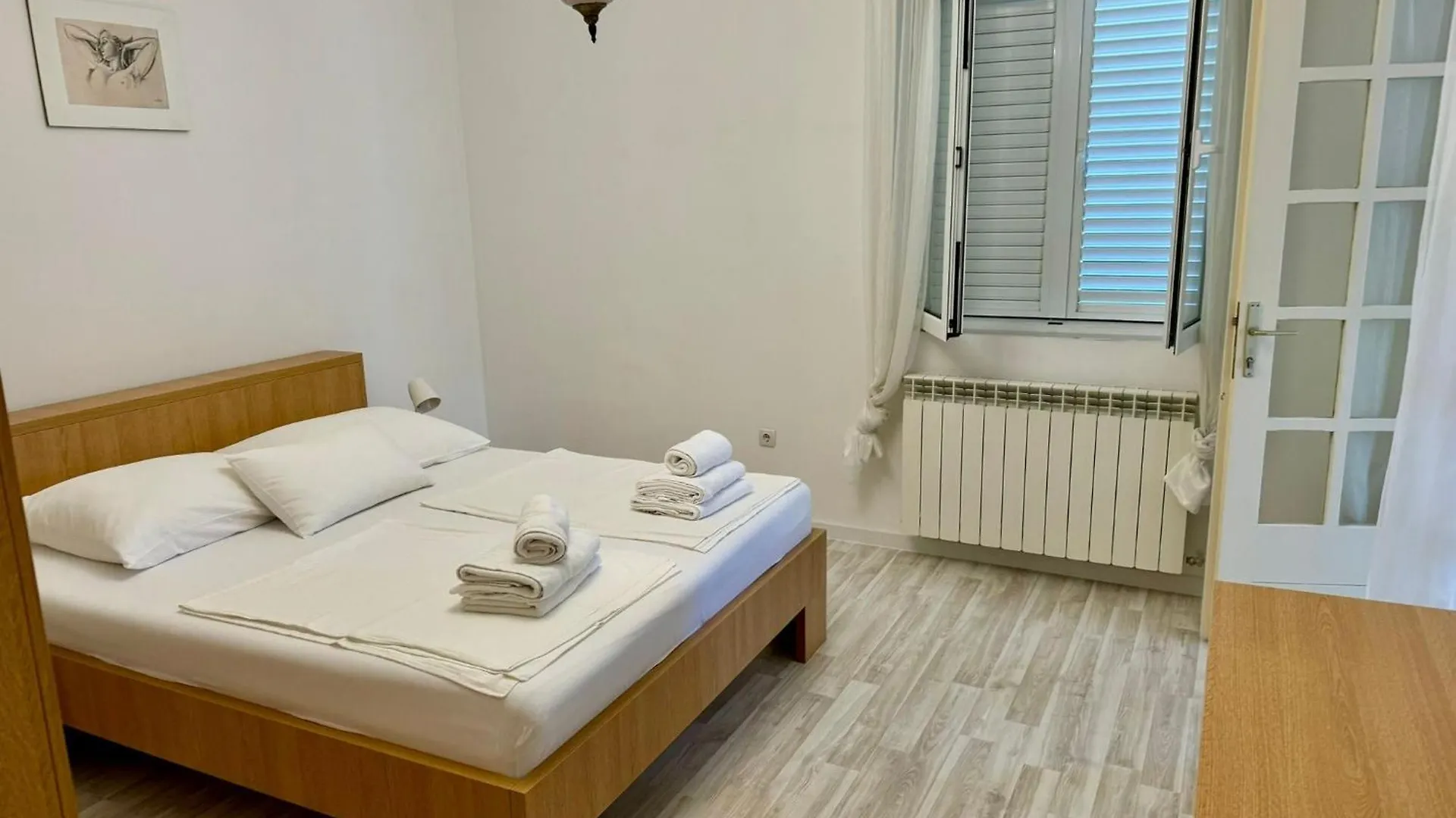 Erdgeschosswohnung Mit Terrasse Fuer Sechs Personen Kampor 克罗地亚